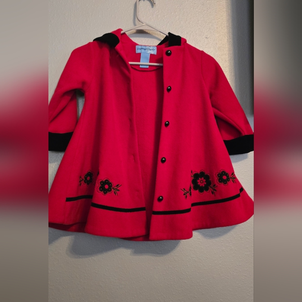 EUC Red Fleece Hooded Cape Coat Girl’s 2/3  Floral Embroidery Holiday Christmas